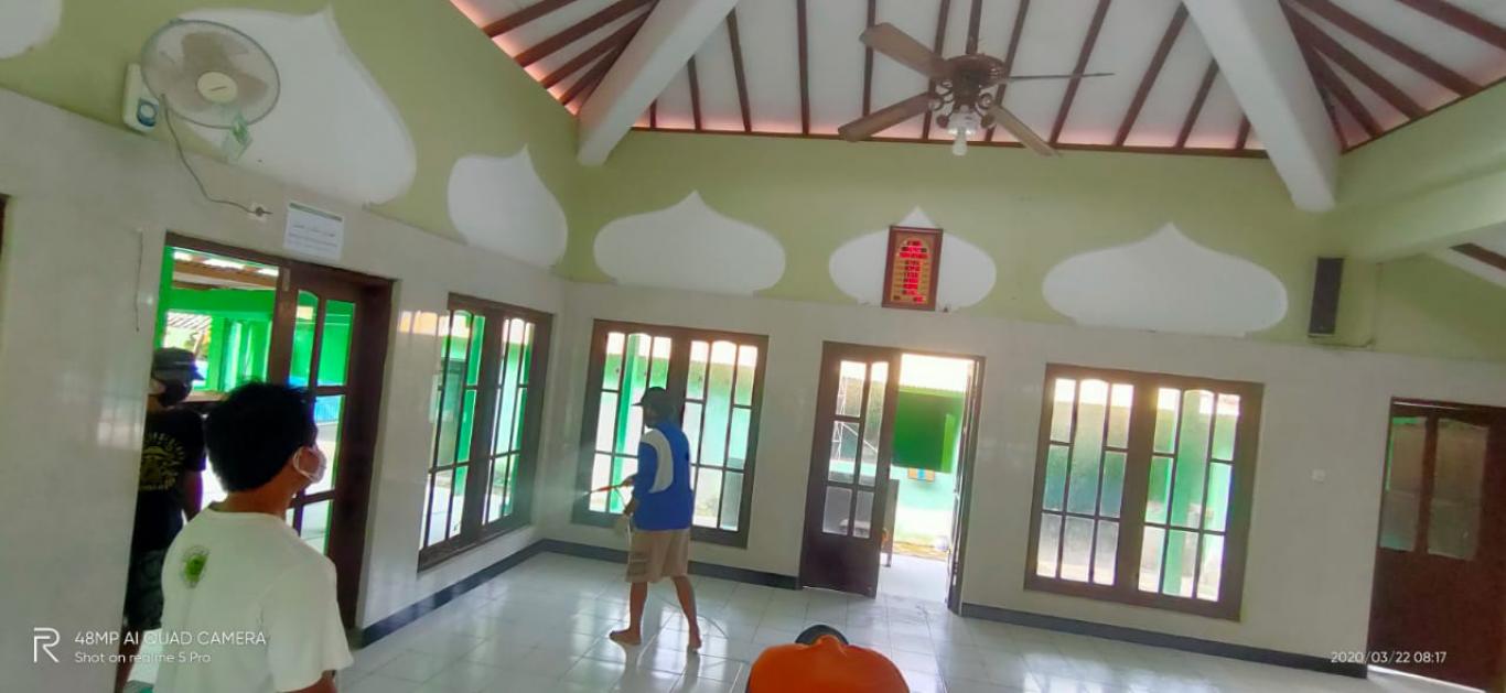 PENYEMPROTAN DISINVEKTAN DI 3 MASJID DUSUN PATEN UNTUK MENCEGAH VIRUS CORONA